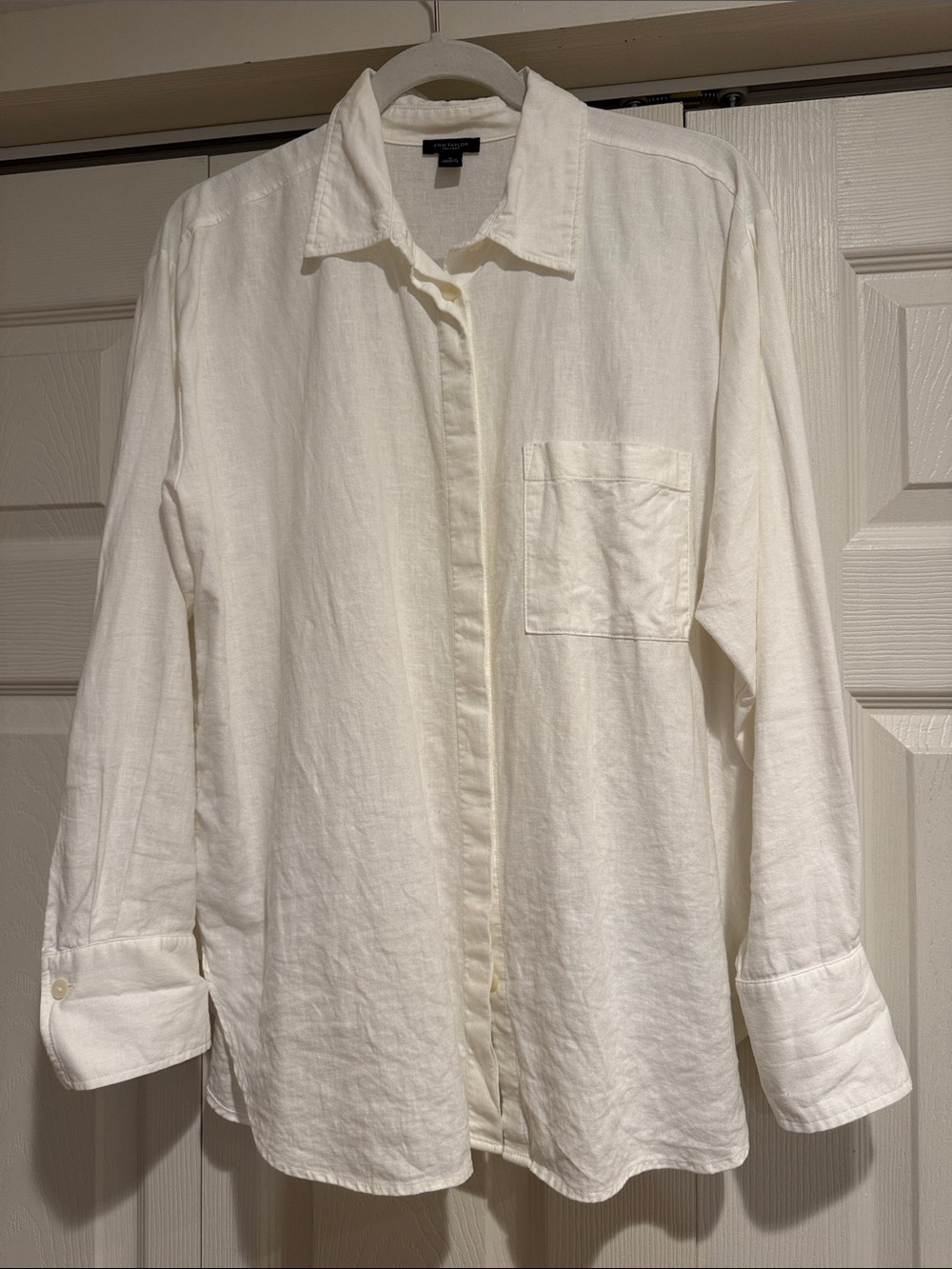 Ann Taylor Cream Long-Sleeve Linen Button-Down Shirt -Medium